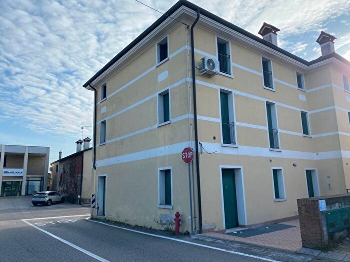 Appartamento trilocale in affitto in Via Cusinati, Centro, Rossano Veneto