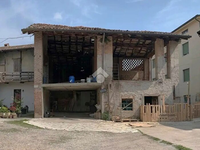 Casa con 5 locali in vendita in Piazza Roma, Levate