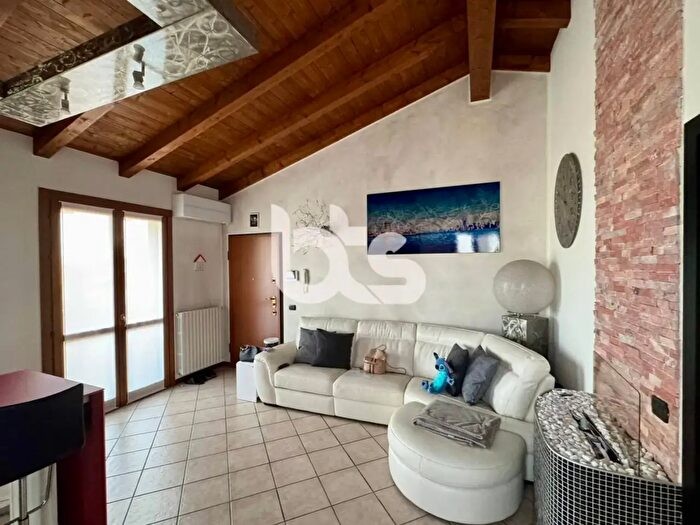 Appartamento bilocale in vendita in Via Santa Maria, Romano Di Lombardia