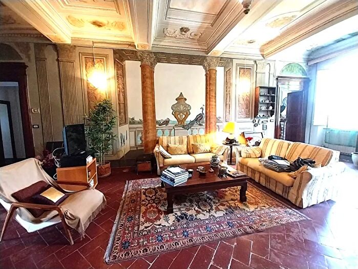 Appartamento con 5 locali in vendita in Camaiore