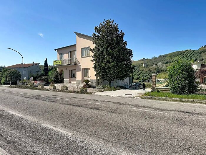 Appartamento con 8 locali in vendita in Contrada Cabiano, Ripatransone