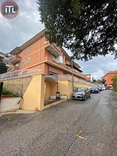 Appartamento trilocale in vendita in Via Alberto Breglia, Roma