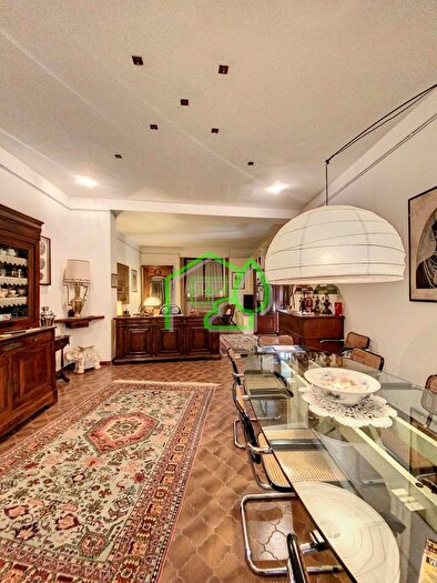 Casa con 9 locali in vendita in Viareggio