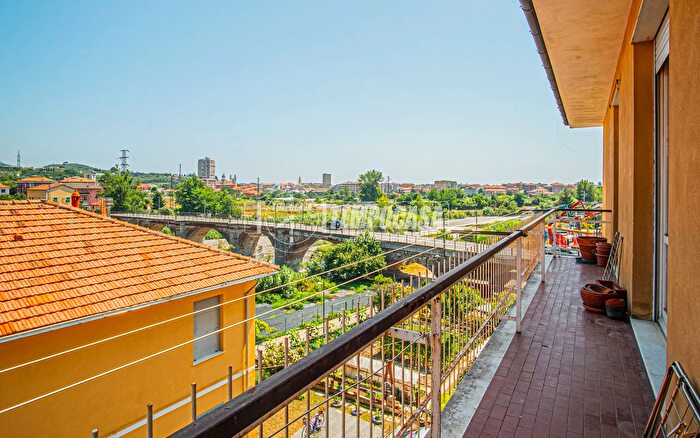 Appartamento trilocale in vendita in Piazza Generale Negri di Sanfront, Chiavari