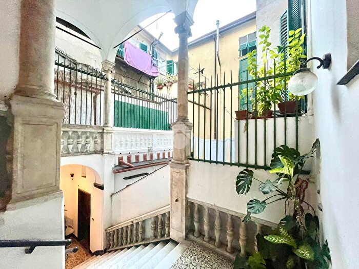 Appartamento quadrilocale in vendita in Via San Bernardo, Genova