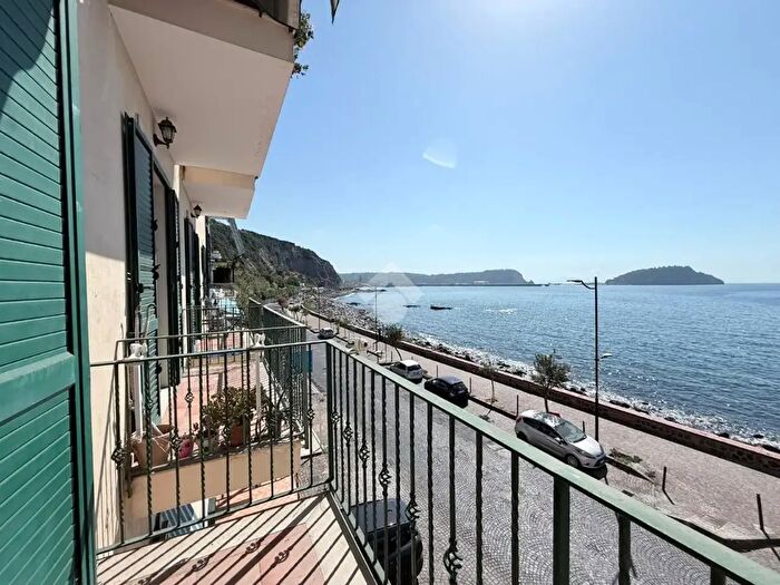 Appartamento trilocale in vendita in Via Napoli, Pozzuoli