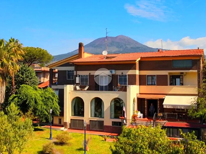 Casa con 15 locali in vendita in Via Viuli, Torre Del Greco