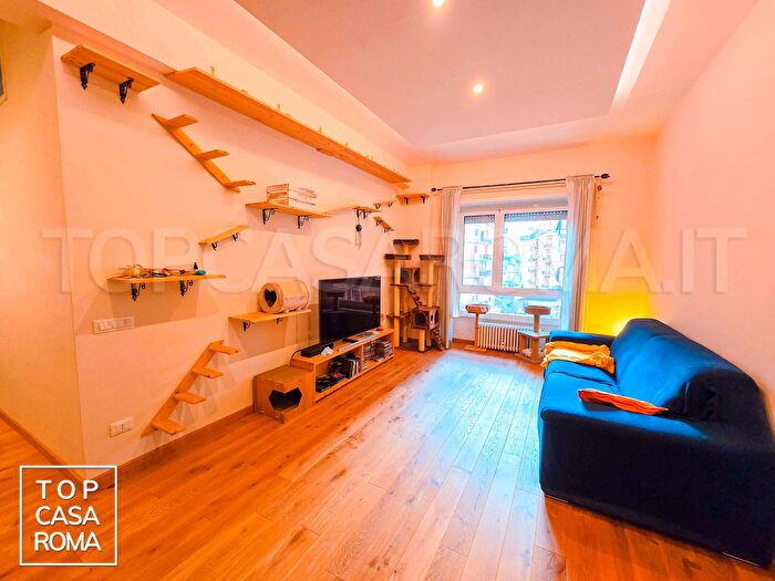 Appartamento trilocale in vendita in Via Vittorio Spinazzola, Roma