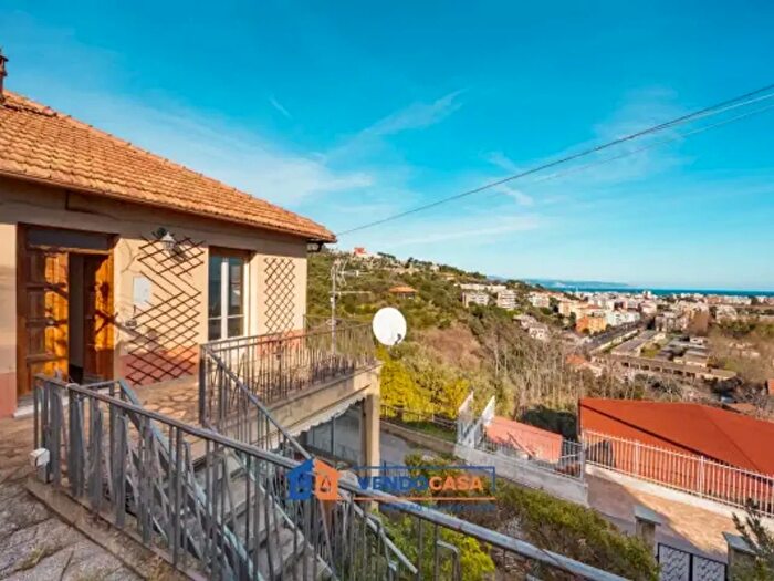 Casa con 6 locali in vendita in Strada Comunale Villaggio Iris, Albenga