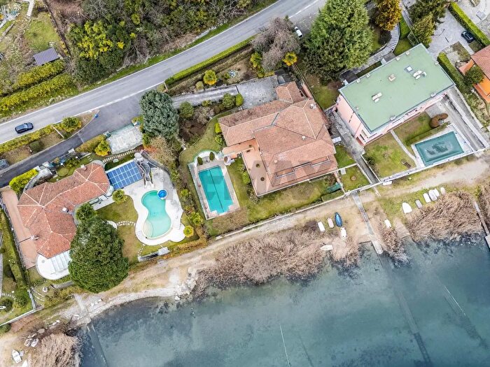 Casa con 9 locali in vendita in Monvalle