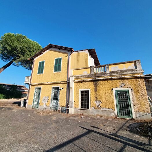 Appartamento con 6 locali in vendita in Via Ortipoli, Roma