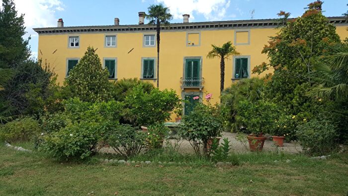 Casa con 20 locali in vendita in Lucca