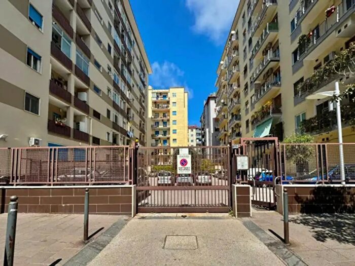 Appartamento con 6 locali in vendita in Via Francesco Cilea, Napoli