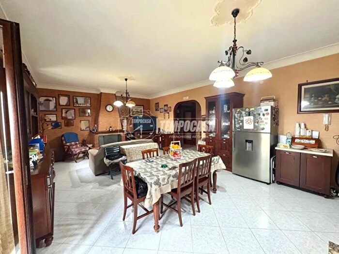 Appartamento quadrilocale in vendita in Via Trovatore, Napoli