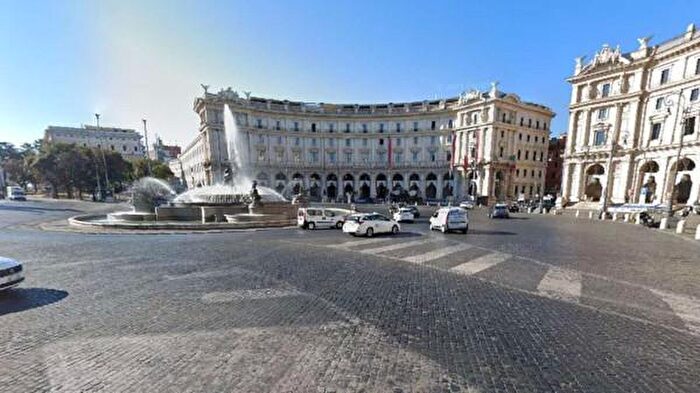 Appartamento con 6 locali in vendita in Via Settemb, Roma