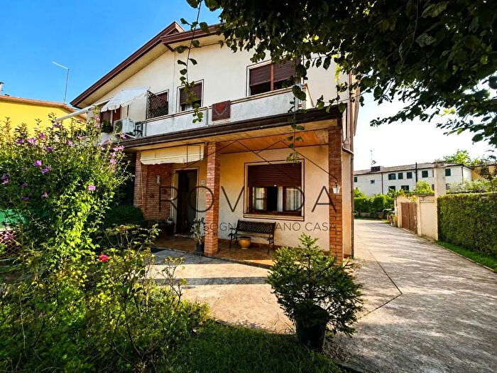 Casa quadrilocale in vendita in Via Don Luigi Sturzo, Casier