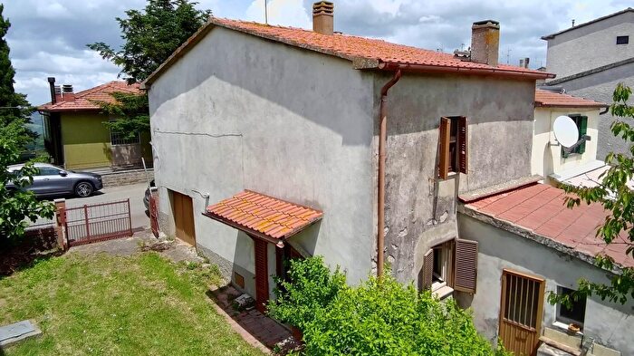 Casa con 5 locali in vendita in Scansano