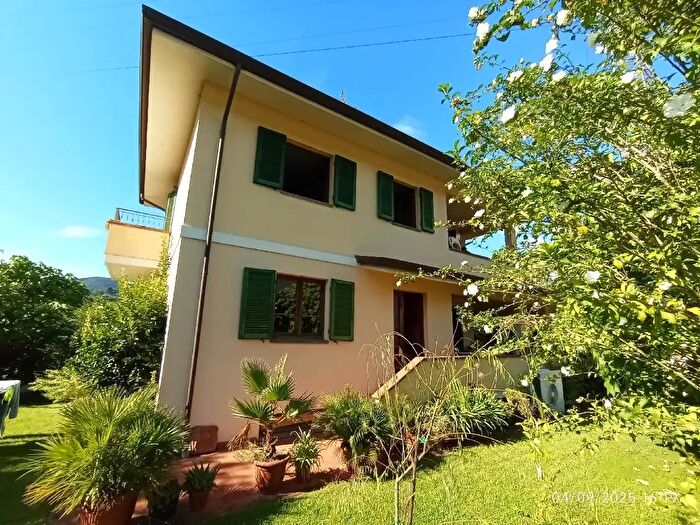Casa con 8 locali in vendita in Via Fondi, Camaiore