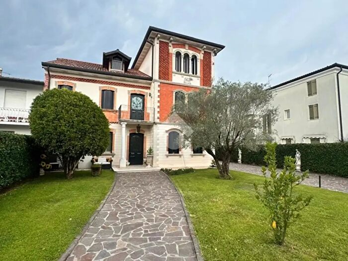 Casa con 6 locali in vendita in Via San Pacrazio, Loria