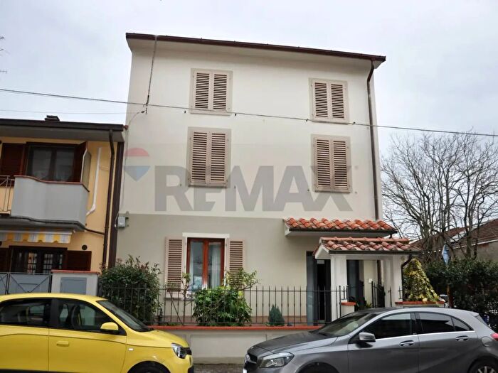 Casa con 11 locali in vendita in Via Senio, Prato