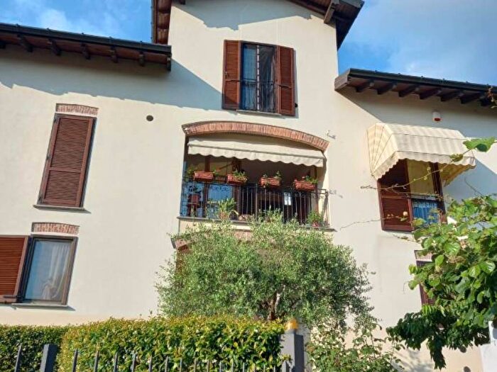 Casa bilocale in affitto in Strada Stazione, Cocquio, CocquioTrevisago