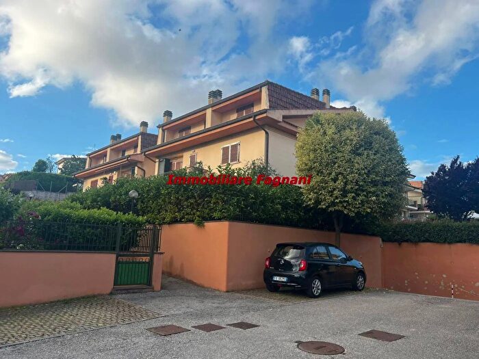 Appartamento trilocale in vendita in Via di Colle CagioliLariano, Lariano