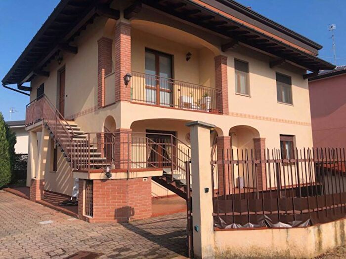 Appartamento trilocale in affitto in Via Brughiera, Centro, Castronno