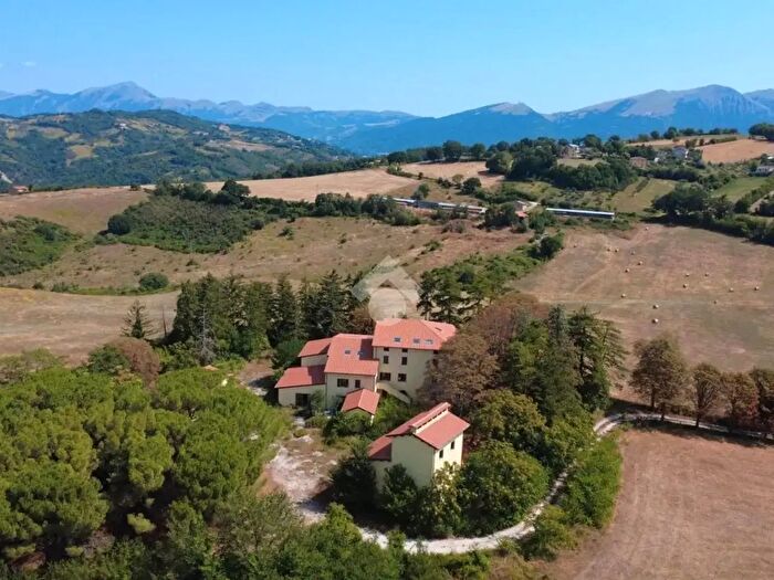Casa con 10 locali in vendita in Via Grello, Gualdo Tadino