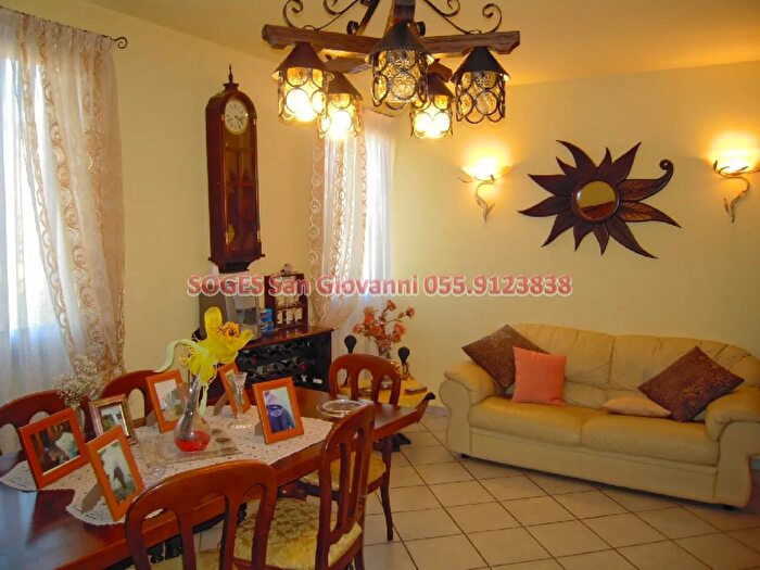 Casa con 6 locali in vendita in Via Falcone, Bucine