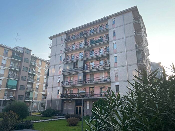 Appartamento trilocale in affitto in Via Carlo Boncompagni, Corvetto, Milano