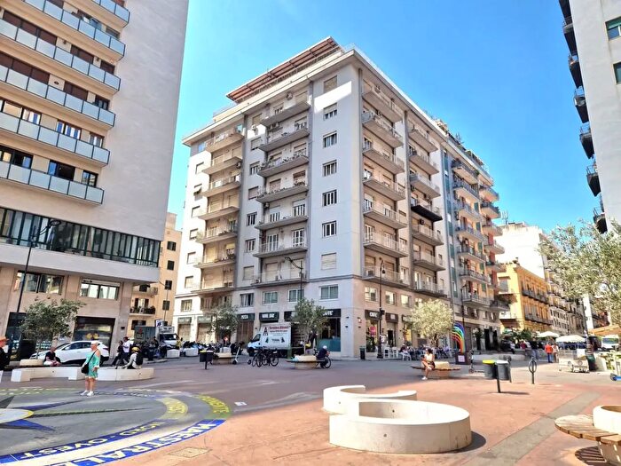 Appartamento con 9 locali in vendita in Via Emerico Amari, Palermo