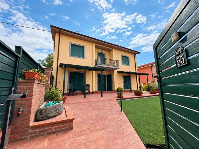 Casa con 6 locali in vendita in Arcola