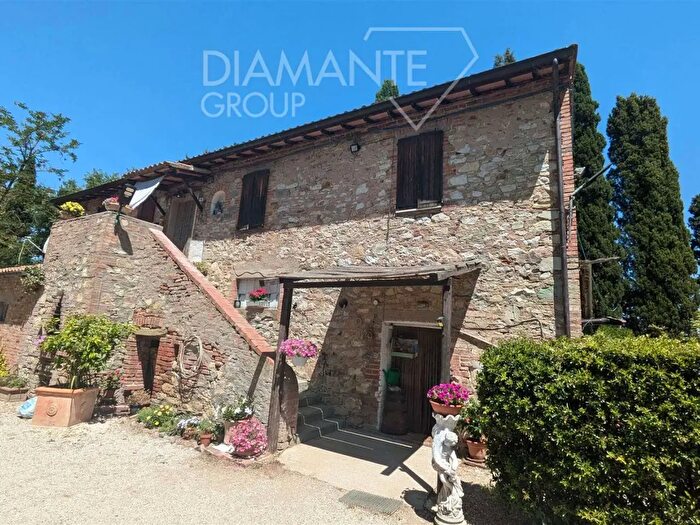 Casa con 13 locali in vendita in Castiglione Del Lago