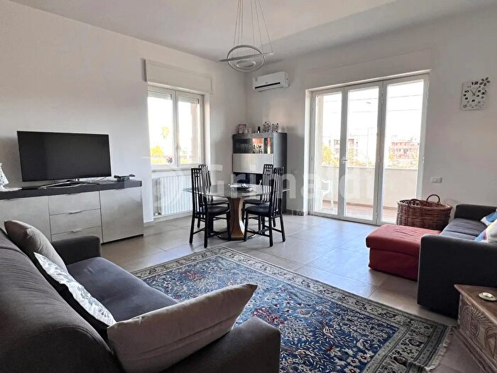 Appartamento con 6 locali in vendita in Via Giacomo Puccini, Lecce