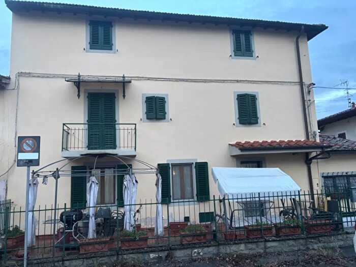 Casa con 8 locali in vendita in Reggello