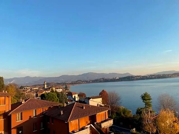 Appartamento trilocale in affitto in Via Zoli, Pusiano
