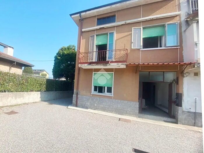 Casa con 6 locali in vendita in Via Silvio Pellico, Turate