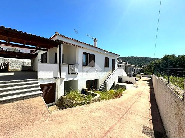 Appartamento trilocale in vendita in Via Agamennone, Budoni