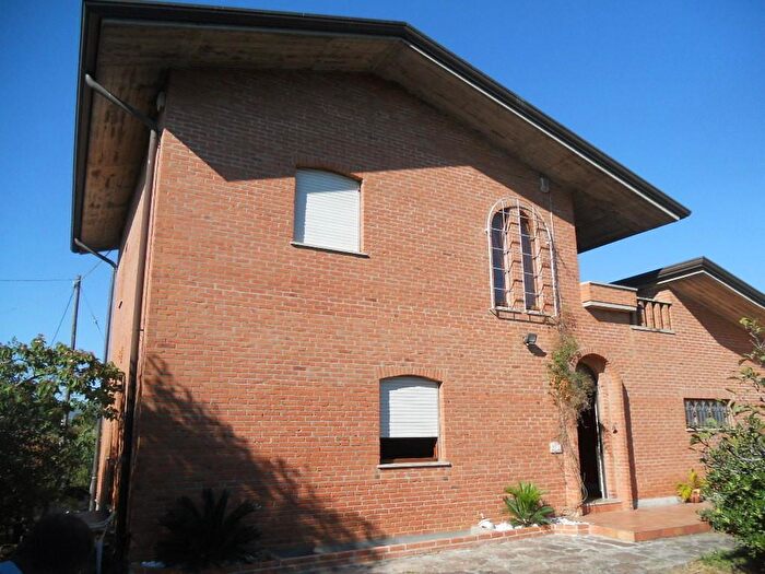 Casa con 7 locali in vendita in Luni