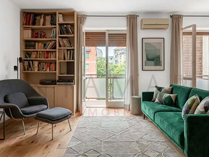 Appartamento quadrilocale in vendita in Via Privata Poggibonsi, Milano