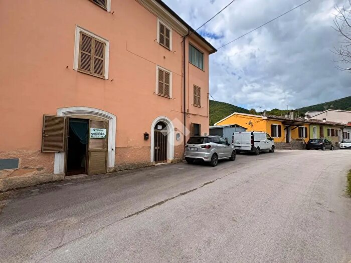 Appartamento con 6 locali in vendita in Frazione Campodiegoli, Fabriano