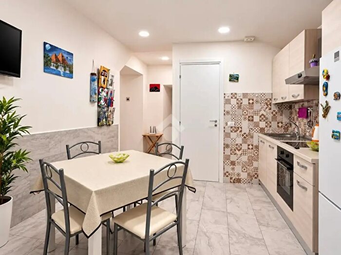 Appartamento bilocale in vendita in Via Pallonetto S Lucia, Napoli
