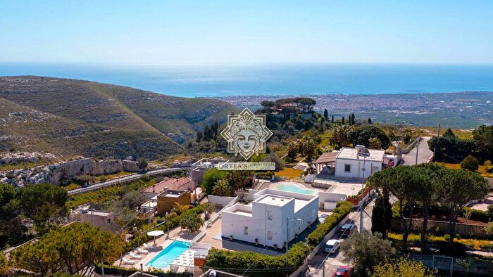 Casa con 8 locali in vendita in Contrada Montagna, Avola