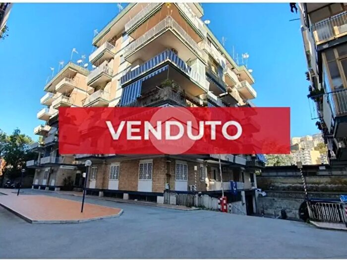 Appartamento trilocale in vendita in Via Consalvo, Napoli