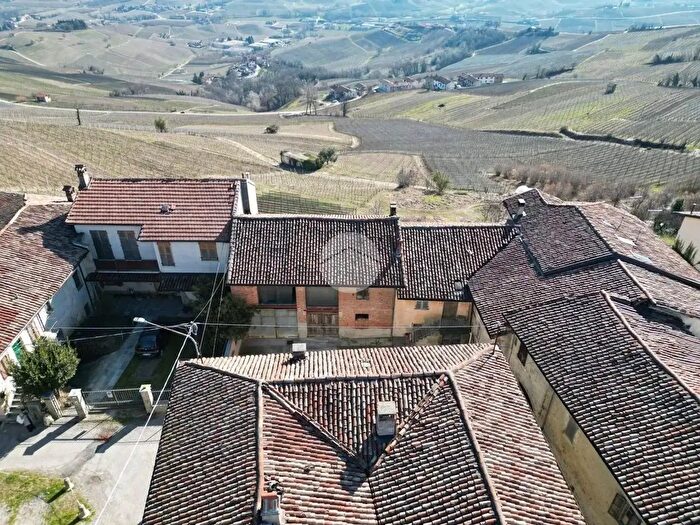 Casa con 14 locali in vendita in Via Vassalli, La Morra