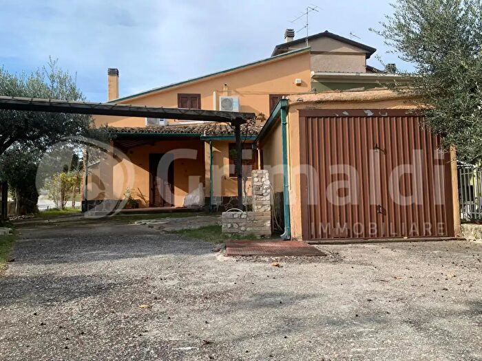Casa con 6 locali in vendita in Via Pietrauta, Montefalco