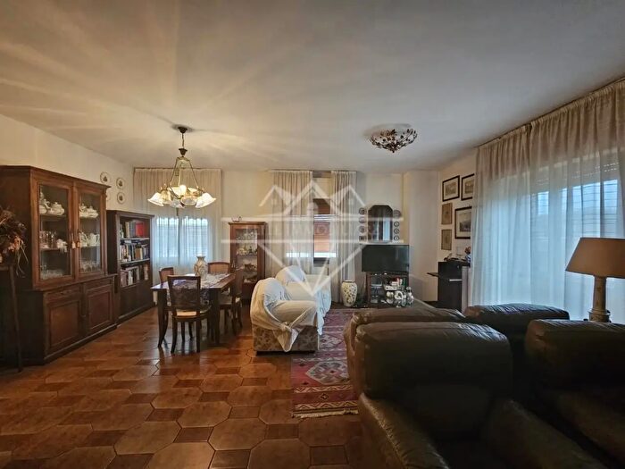 Appartamento con 5 locali in vendita in Massa