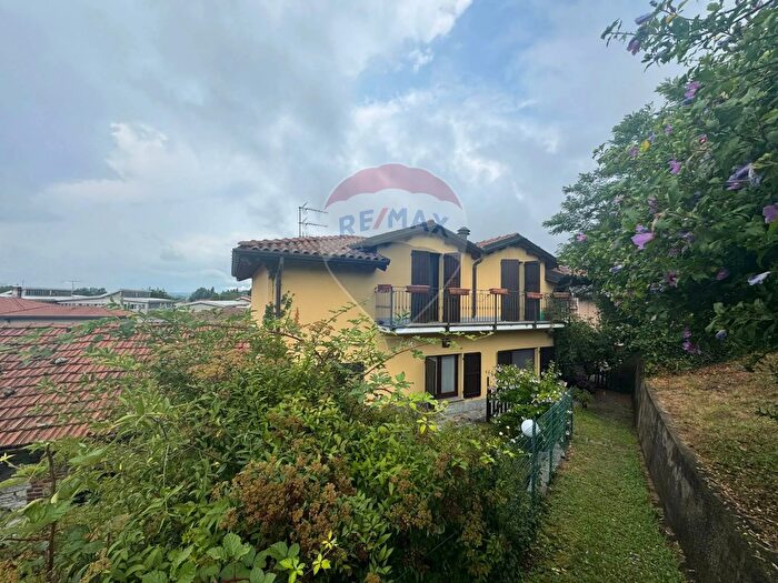 Casa con 5 locali in vendita in Via al Ronco, Gavirate