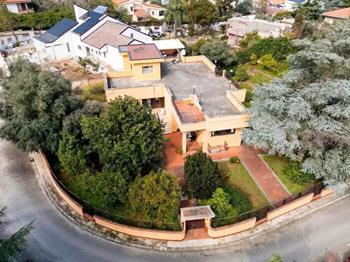 Casa con 18 locali in vendita in Viale Regione Siciliana, Palermo