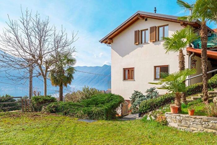 Appartamento con 6 locali in vendita in Tremezzina